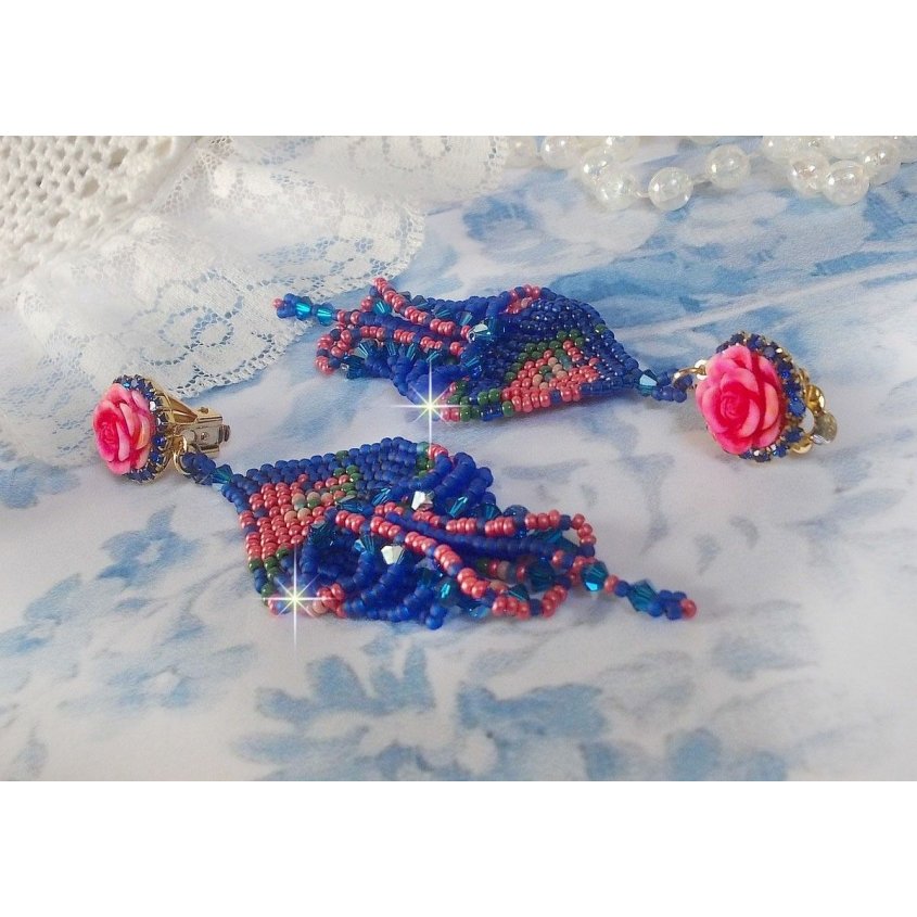 BO Bel'Nuit Bleue criado com contas de sementes de alta qualidade, cristais Swarovski, cabochons de resina e uma cadeia de rhinestone