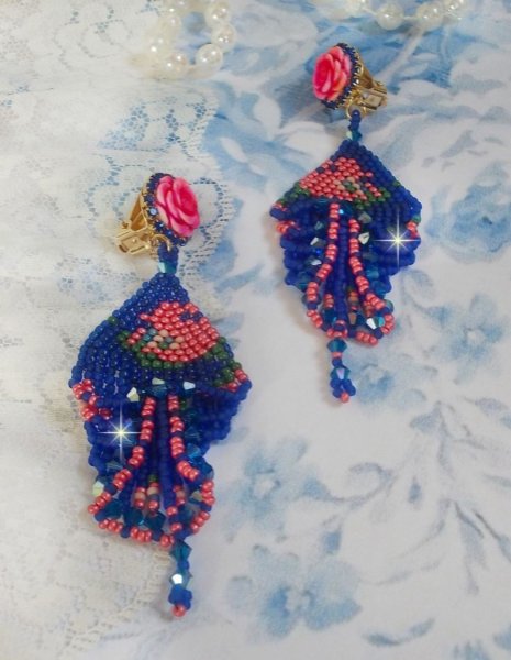 BO Bel'Nuit Bleue criado com contas de sementes de alta qualidade, cristais Swarovski, cabochons de resina e uma cadeia de rhinestone