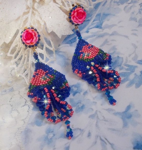 BO Bel'Nuit Bleue criado com contas de sementes de alta qualidade, cristais Swarovski, cabochons de resina e uma cadeia de rhinestone