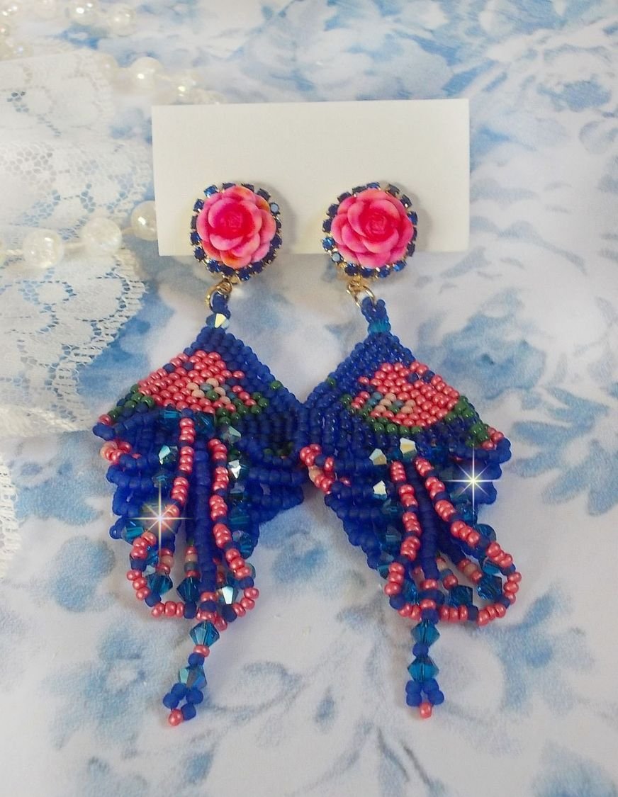 BO Bel'Nuit Bleue criado com contas de sementes de alta qualidade, cristais Swarovski, cabochons de resina e uma cadeia de rhinestone
