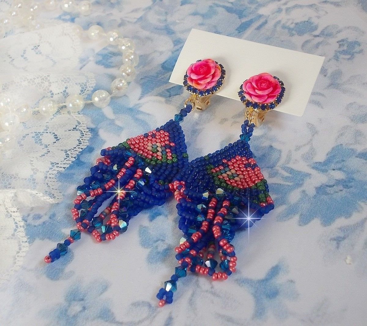 BO Bel'Nuit Bleue criado com contas de sementes de alta qualidade, cristais Swarovski, cabochons de resina e uma cadeia de rhinestone