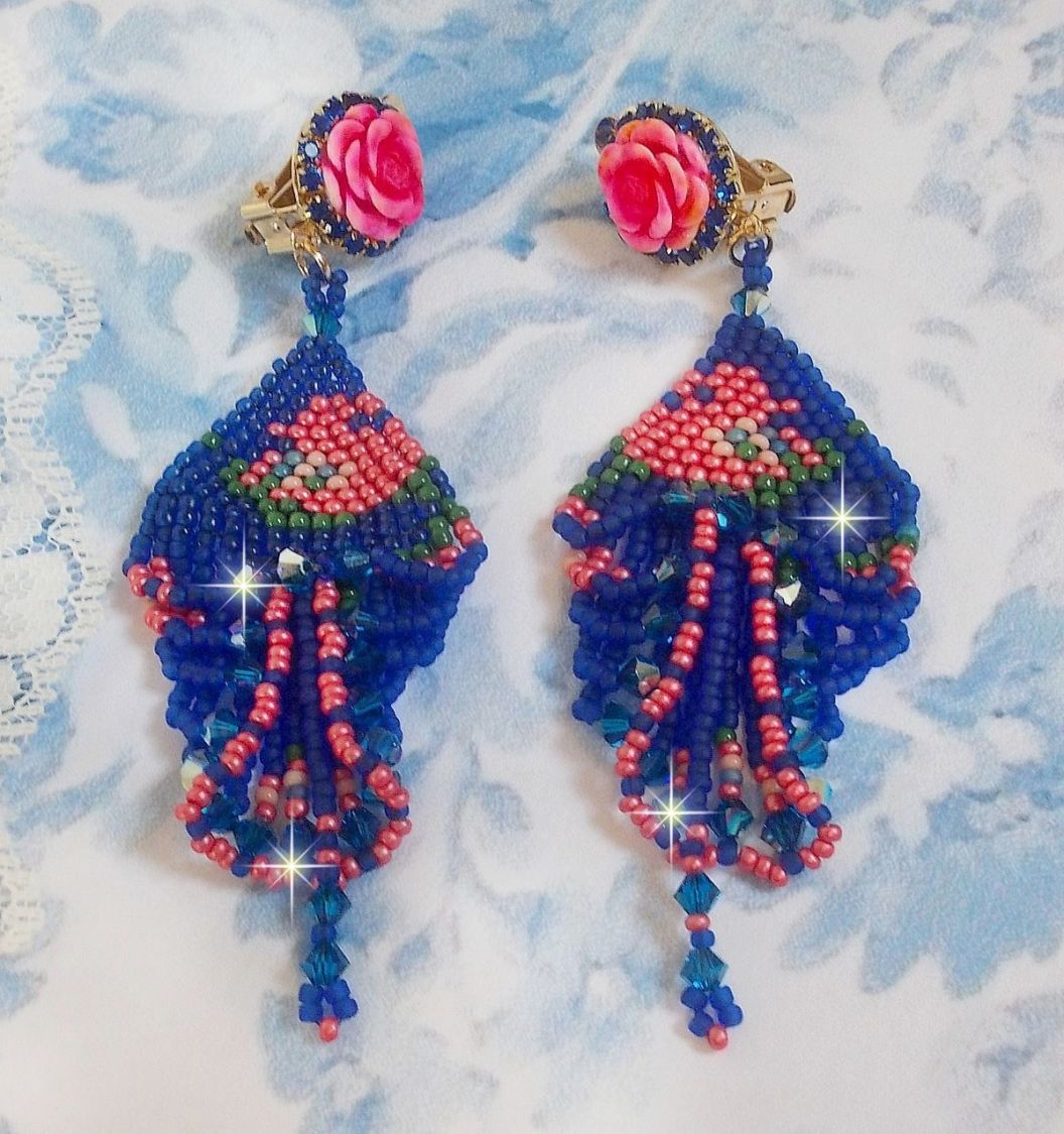 BO Bel'Nuit Bleue criado com contas de sementes de alta qualidade, cristais Swarovski, cabochons de resina e uma cadeia de rhinestone