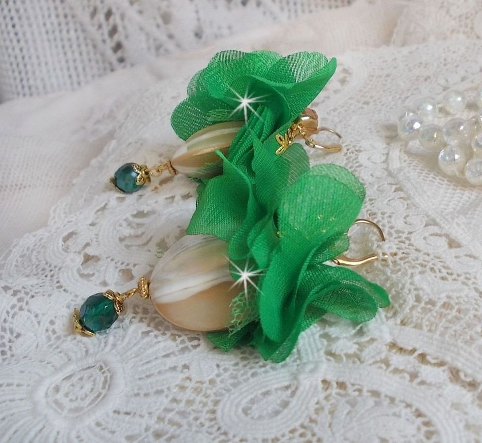 BO Belle Emeraude criado com belas pérolas e flores em tecido verde e dormentes