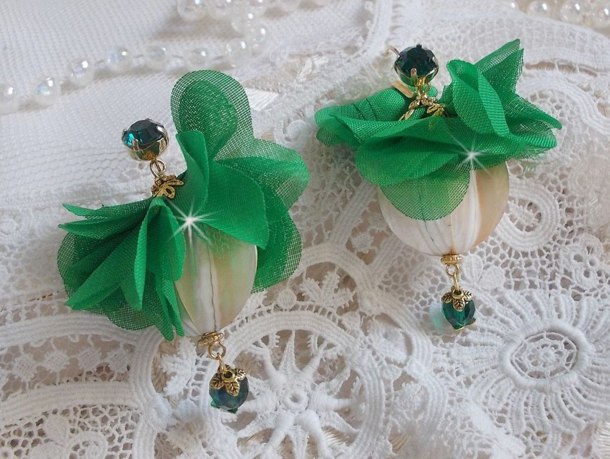 BO Belle Emeraude criado com belas pérolas e flores em tecido verde e dormentes