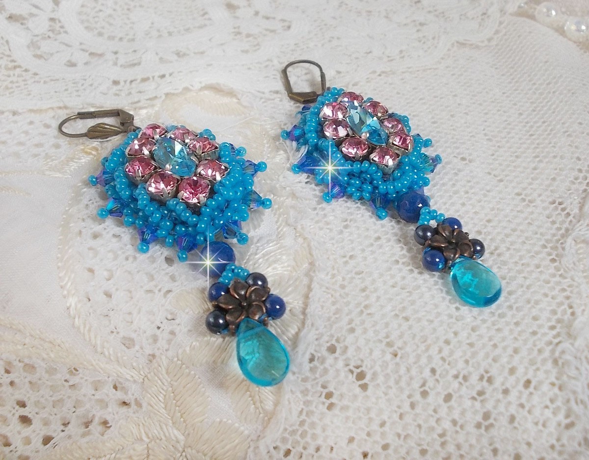 BO Belle Epoque bordado com cristais Swarovski, contas de metal, pérolas redondas e contas de sementes