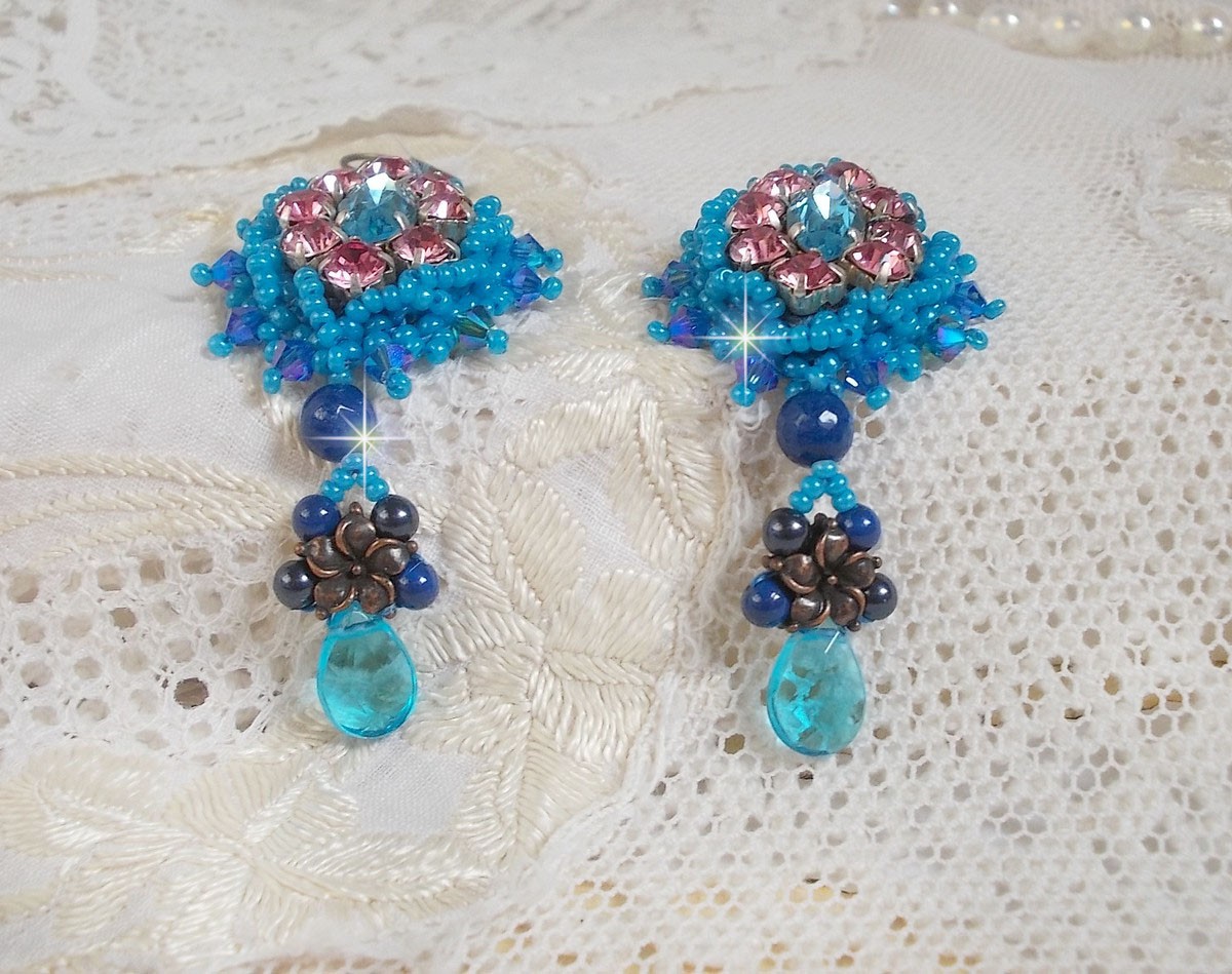 BO Belle Epoque bordado com cristais Swarovski, contas de metal, pérolas redondas e contas de sementes