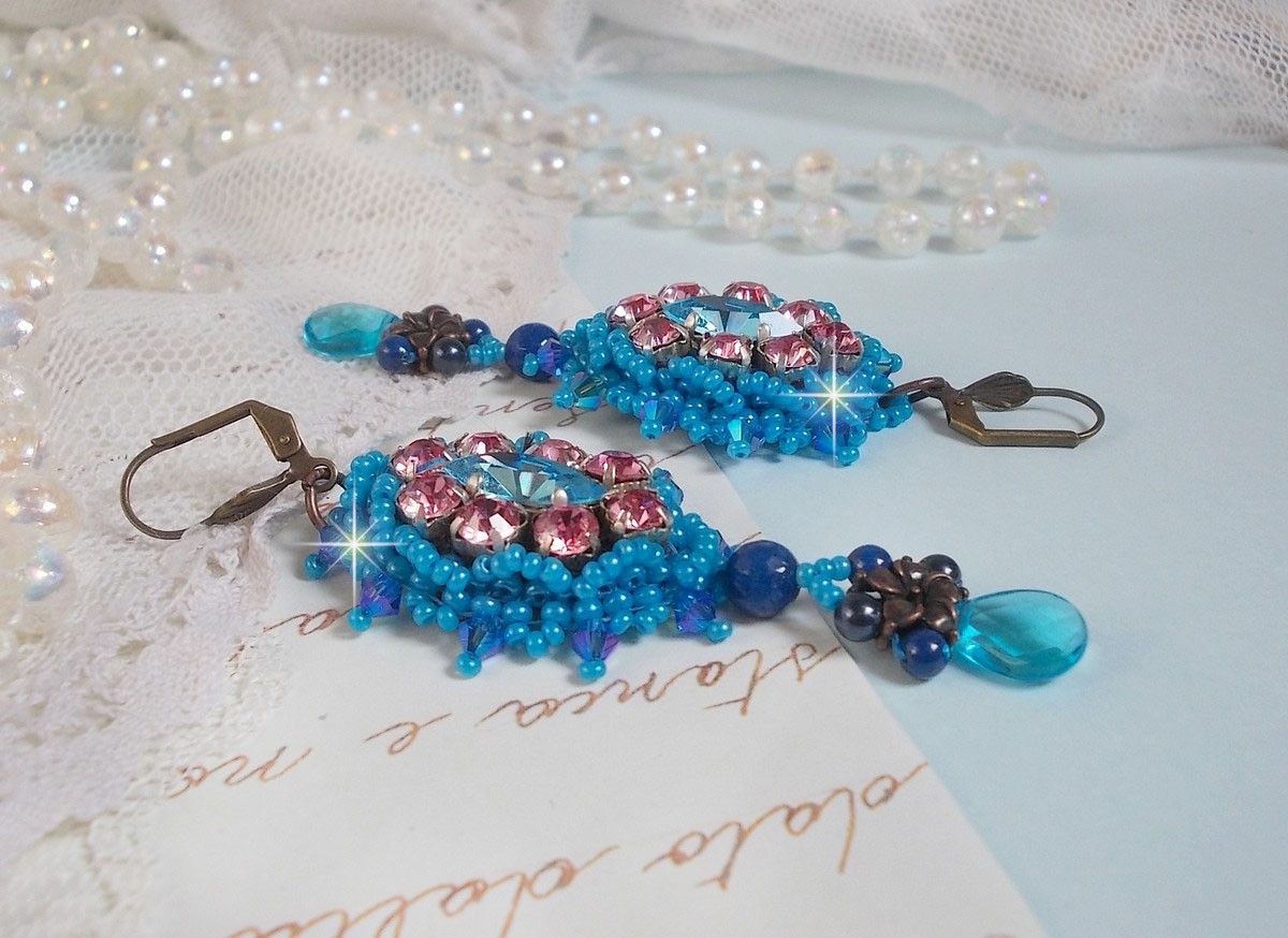 BO Belle Epoque bordado com cristais Swarovski, contas de metal, pérolas redondas e contas de sementes