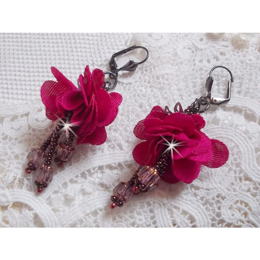BO Belle Hélène criada com uma flor de tecido fúcsia, facetas de Bronze Cristal Antigo e rocailles