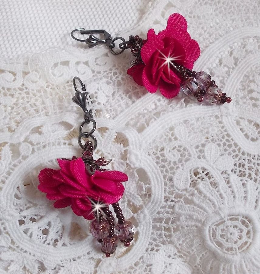 BO Belle Hélène criada com uma flor de tecido fúcsia, facetas de Bronze Cristal Antigo e rocailles
