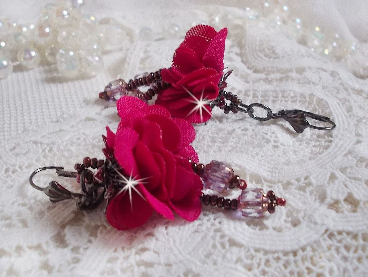 BO Belle Hélène criada com uma flor de tecido fúcsia, facetas de Bronze Cristal Antigo e rocailles