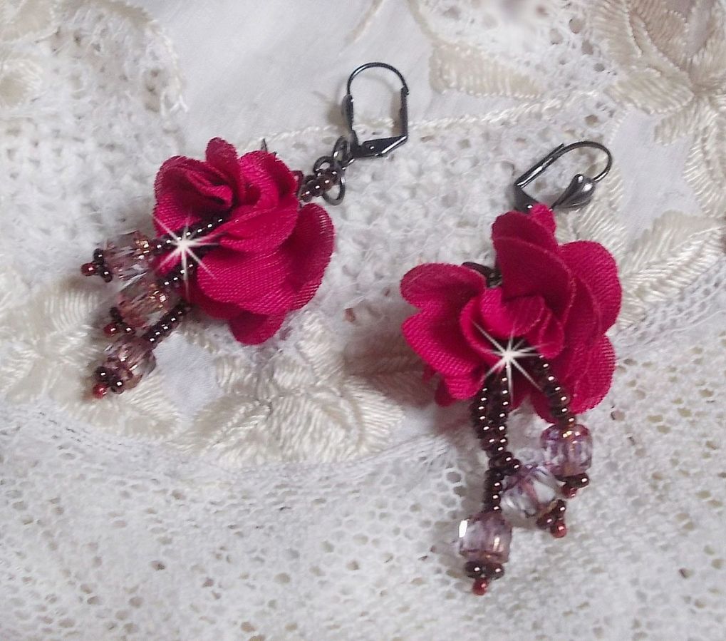 BO Belle Hélène criada com uma flor de tecido fúcsia, facetas de Bronze Cristal Antigo e rocailles