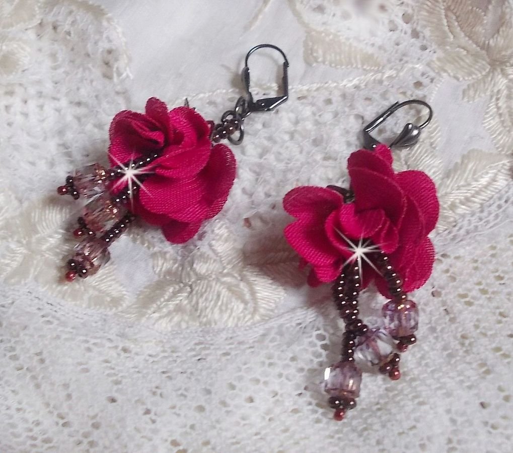 BO Belle Hélène criada com uma flor de tecido fúcsia, facetas de Bronze Cristal Antigo e rocailles