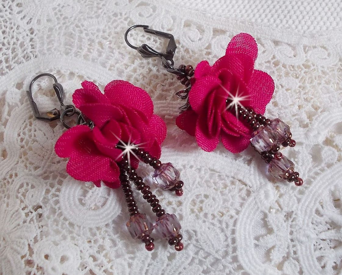 BO Belle Hélène criada com uma flor de tecido fúcsia, facetas de Bronze Cristal Antigo e rocailles