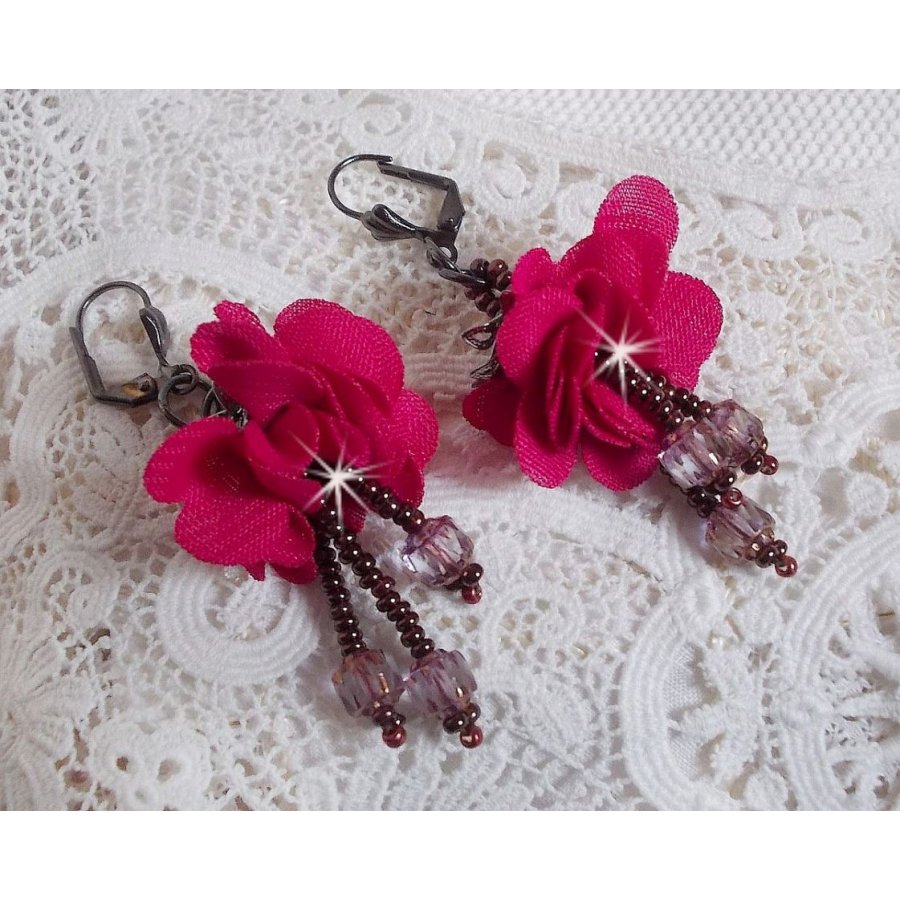 BO Belle Hélène criada com uma flor de tecido fúcsia, facetas de Bronze Cristal Antigo e rocailles