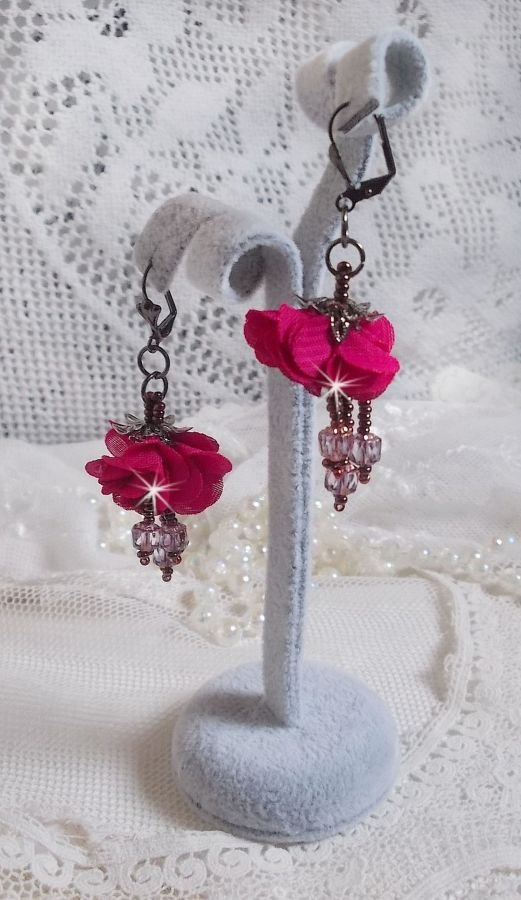 BO Belle Hélène criada com uma flor de tecido fúcsia, facetas de Bronze Cristal Antigo e rocailles