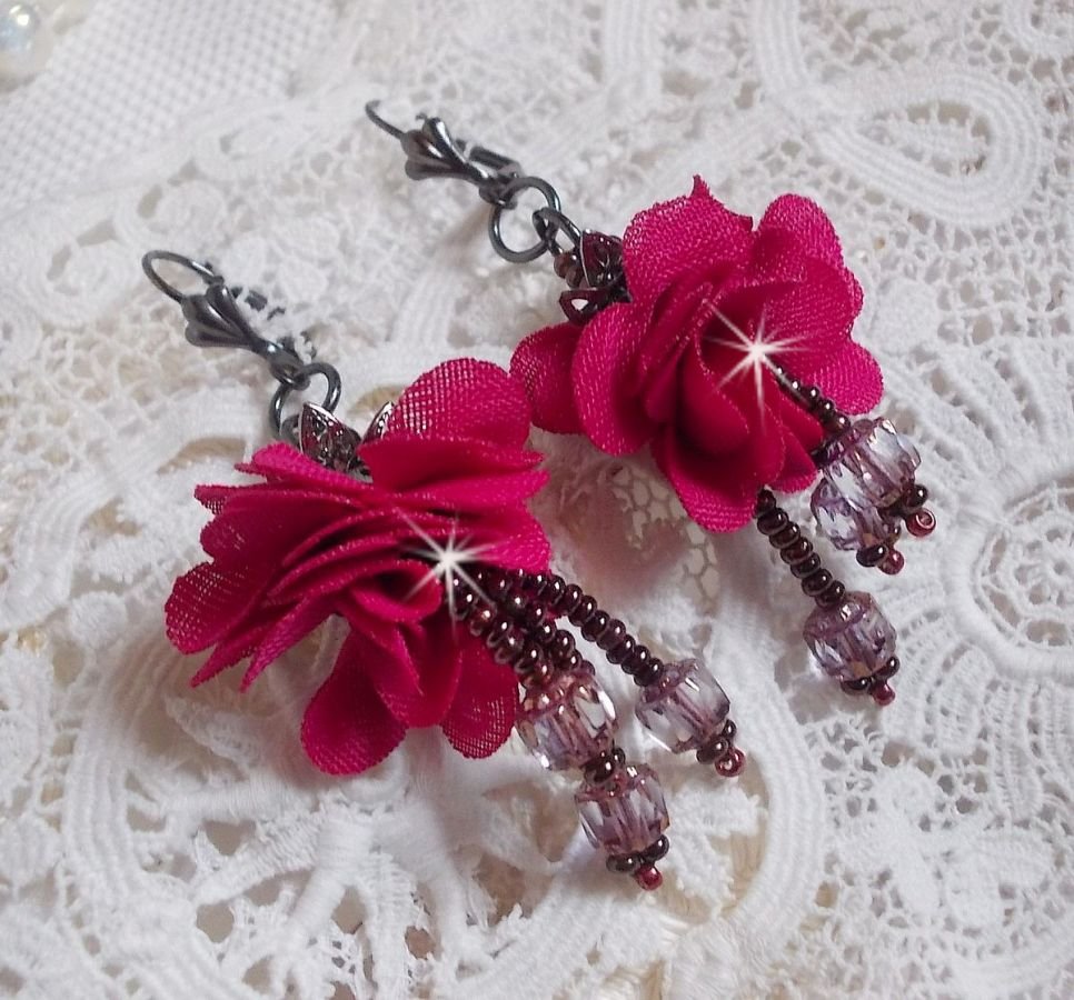 BO Belle Hélène criada com uma flor de tecido fúcsia, facetas de Bronze Cristal Antigo e rocailles