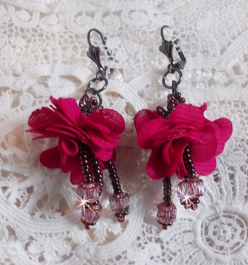 BO Belle Hélène criada com uma flor de tecido fúcsia, facetas de Bronze Cristal Antigo e rocailles