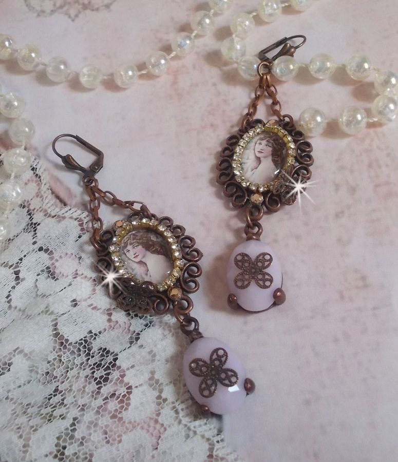 BO Blondy Roses criado com cabochons PureCrystal, cabochons de lupa, medalhões e uma cadeia de rhinestone