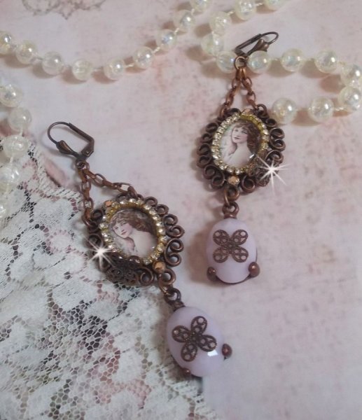 BO Blondy Roses criado com cabochons PureCrystal, cabochons de lupa, medalh&otilde;es e uma cadeia de rhinestone