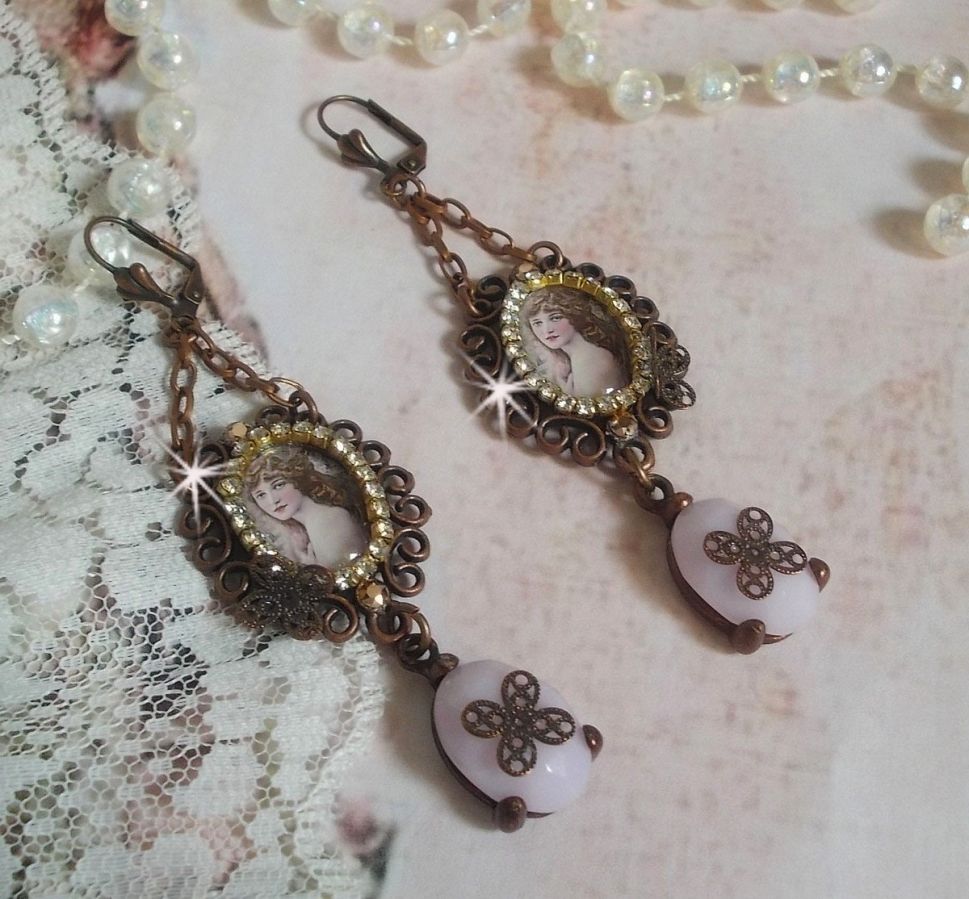 BO Blondy Roses criado com cabochons PureCrystal, cabochons de lupa, medalhões e uma cadeia de rhinestone