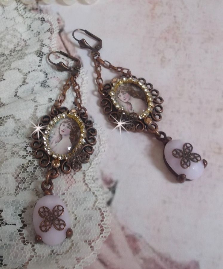 BO Blondy Roses criado com cabochons PureCrystal, cabochons de lupa, medalhões e uma cadeia de rhinestone