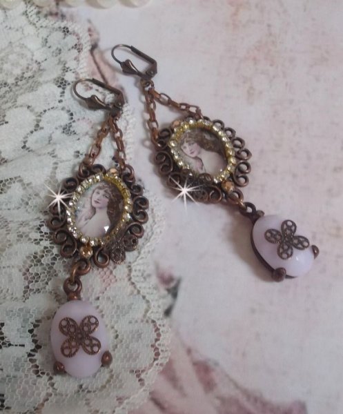 BO Blondy Roses criado com cabochons PureCrystal, cabochons de lupa, medalh&otilde;es e uma cadeia de rhinestone