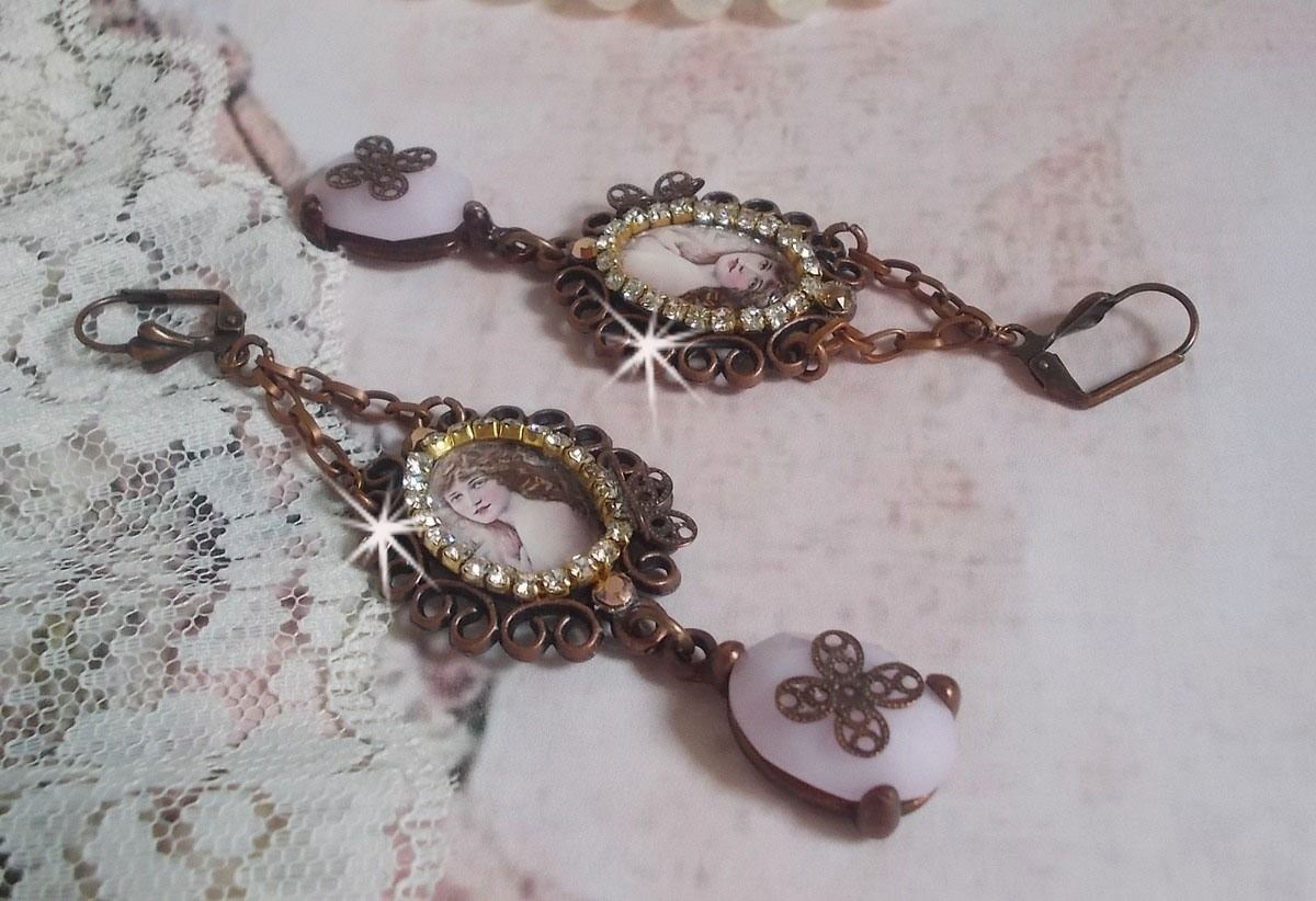 BO Blondy Roses criado com cabochons PureCrystal, cabochons de lupa, medalhões e uma cadeia de rhinestone