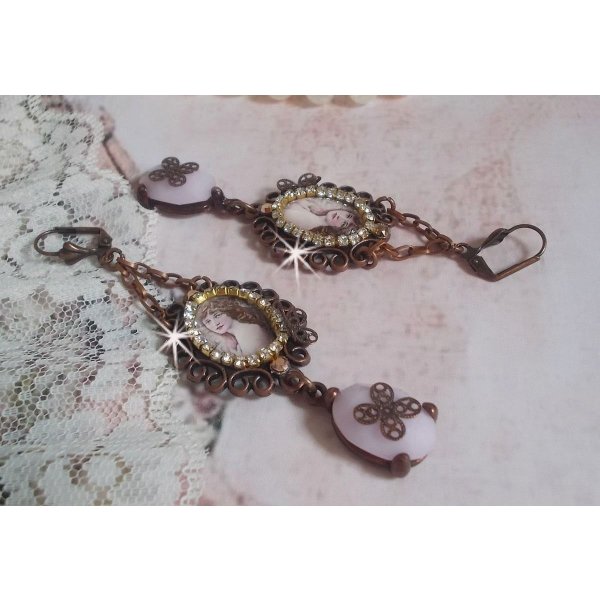 BO Blondy Roses criado com cabochons PureCrystal, cabochons de lupa, medalh&otilde;es e uma cadeia de rhinestone