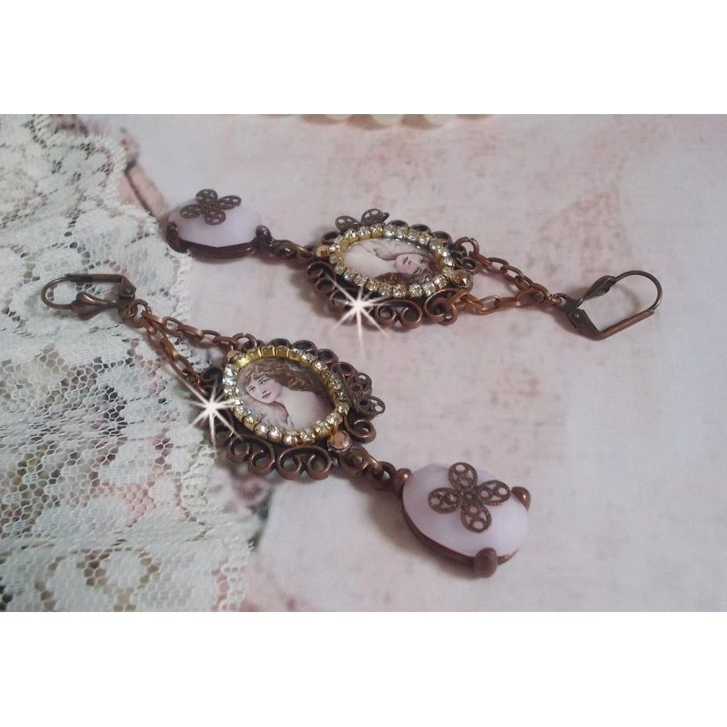 BO Blondy Roses criado com cabochons PureCrystal, cabochons de lupa, medalhões e uma cadeia de rhinestone