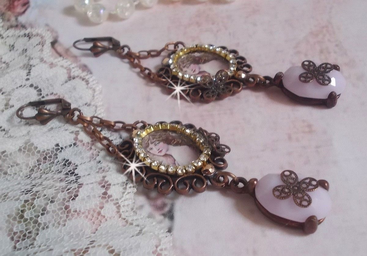 BO Blondy Roses criado com cabochons PureCrystal, cabochons de lupa, medalhões e uma cadeia de rhinestone