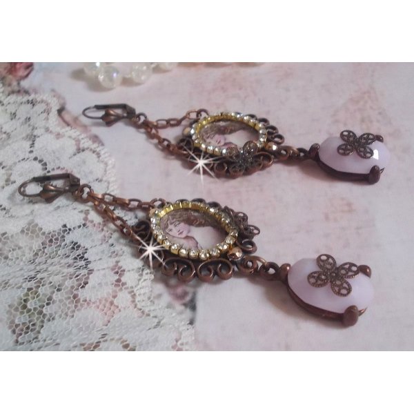 BO Blondy Roses criado com cabochons PureCrystal, cabochons de lupa, medalh&otilde;es e uma cadeia de rhinestone