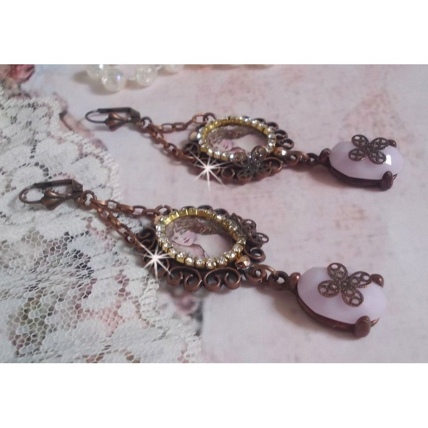 BO Blondy Roses criado com cabochons PureCrystal, cabochons de lupa, medalhões e uma cadeia de rhinestone