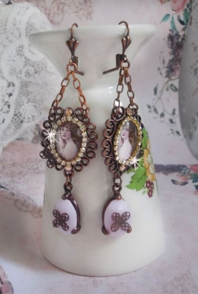 BO Blondy Roses criado com cabochons PureCrystal, cabochons de lupa, medalh&otilde;es e uma cadeia de rhinestone