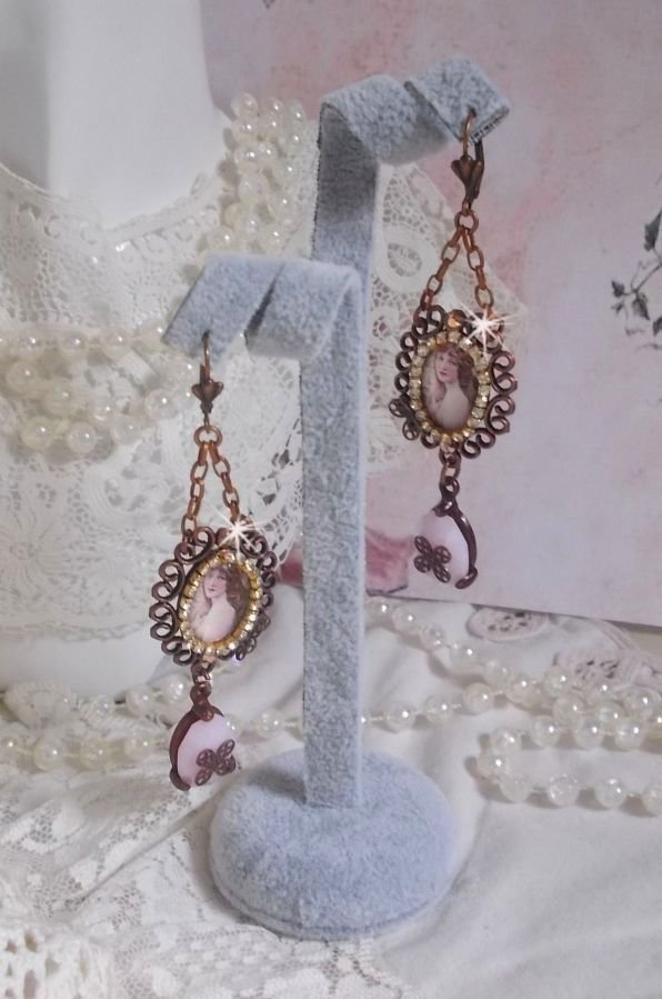 BO Blondy Roses criado com cabochons PureCrystal, cabochons de lupa, medalhões e uma cadeia de rhinestone