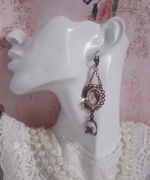 BO Blondy Roses criado com cabochons PureCrystal, cabochons de lupa, medalh&otilde;es e uma cadeia de rhinestone