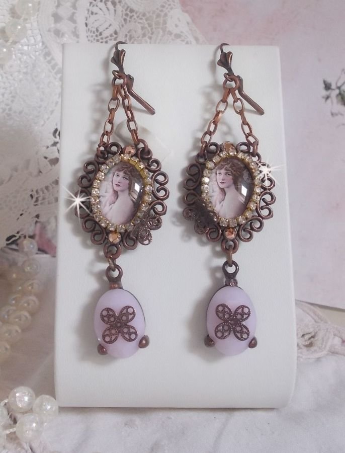 BO Blondy Roses criado com cabochons PureCrystal, cabochons de lupa, medalhões e uma cadeia de rhinestone