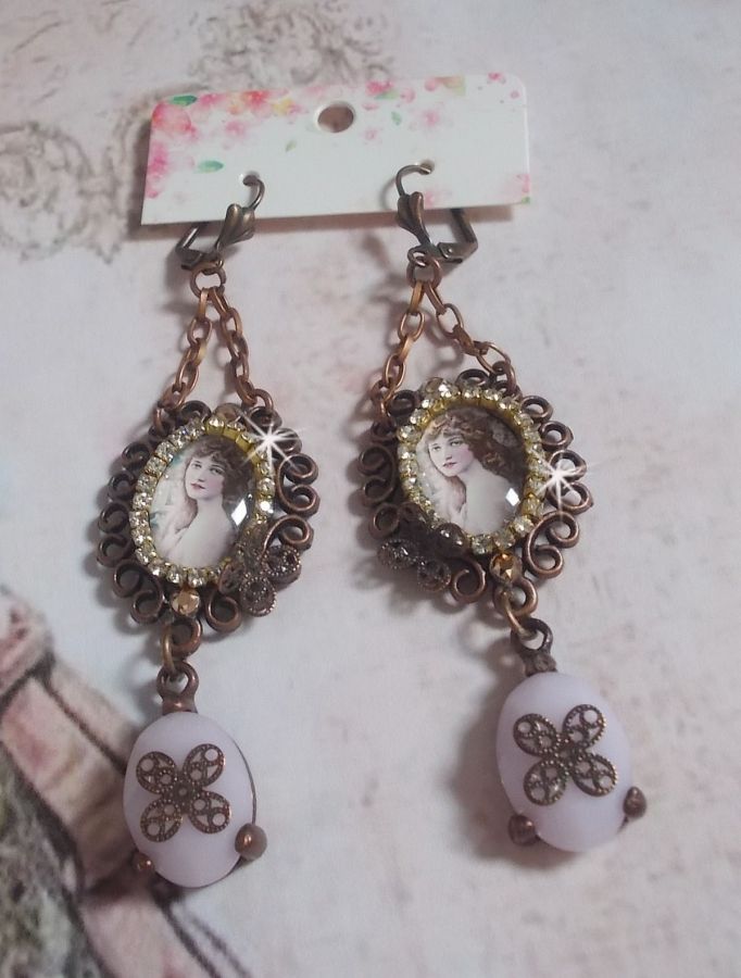 BO Blondy Roses criado com cabochons PureCrystal, cabochons de lupa, medalhões e uma cadeia de rhinestone