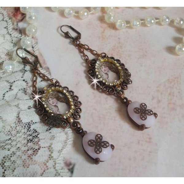 BO Blondy Roses criado com cabochons PureCrystal, cabochons de lupa, medalh&otilde;es e uma cadeia de rhinestone