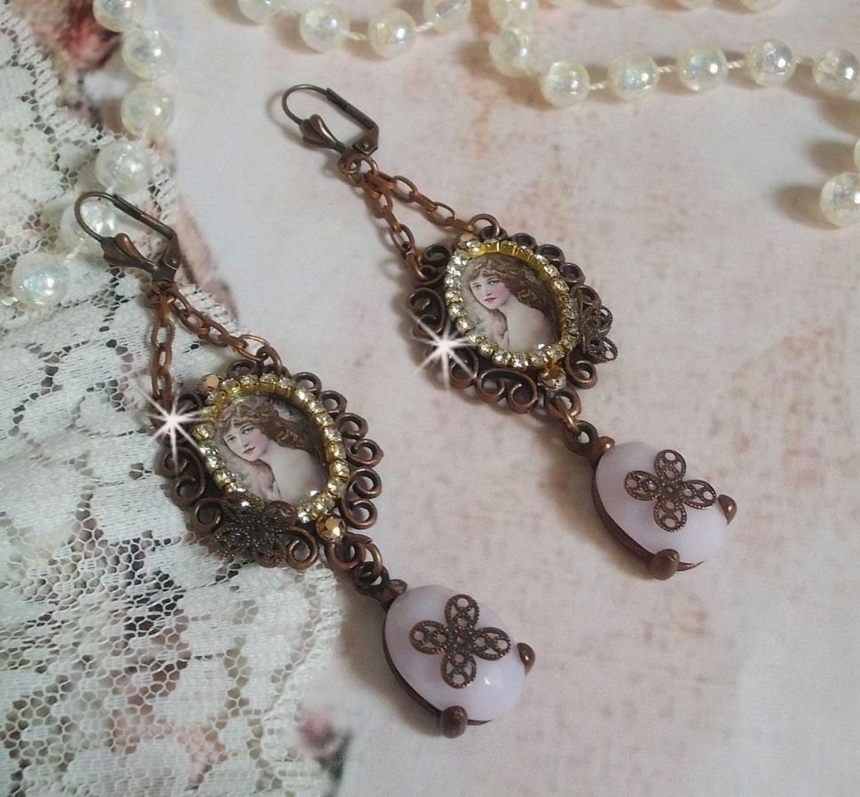 BO Blondy Roses criado com cabochons PureCrystal, cabochons de lupa, medalhões e uma cadeia de rhinestone