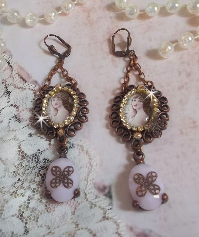 BO Blondy Roses criado com cabochons PureCrystal, cabochons de lupa, medalhões e uma cadeia de rhinestone