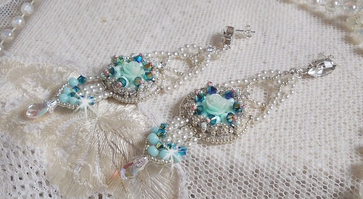 BO Flores azuis Haute-Couture bordadas com cristais Swarovski, cabochões de resina da cor da hortelã, contas de sementes Miyuki e tachas de prata 925/1000