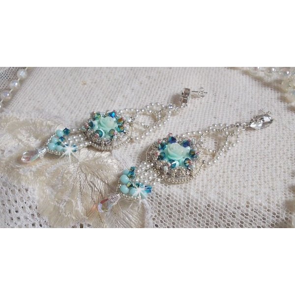 BO Flores azuis Haute-Couture bordadas com cristais Swarovski, cabochões de resina da cor da hortelã, contas de sementes Miyuki e tachas de prata 925/1000