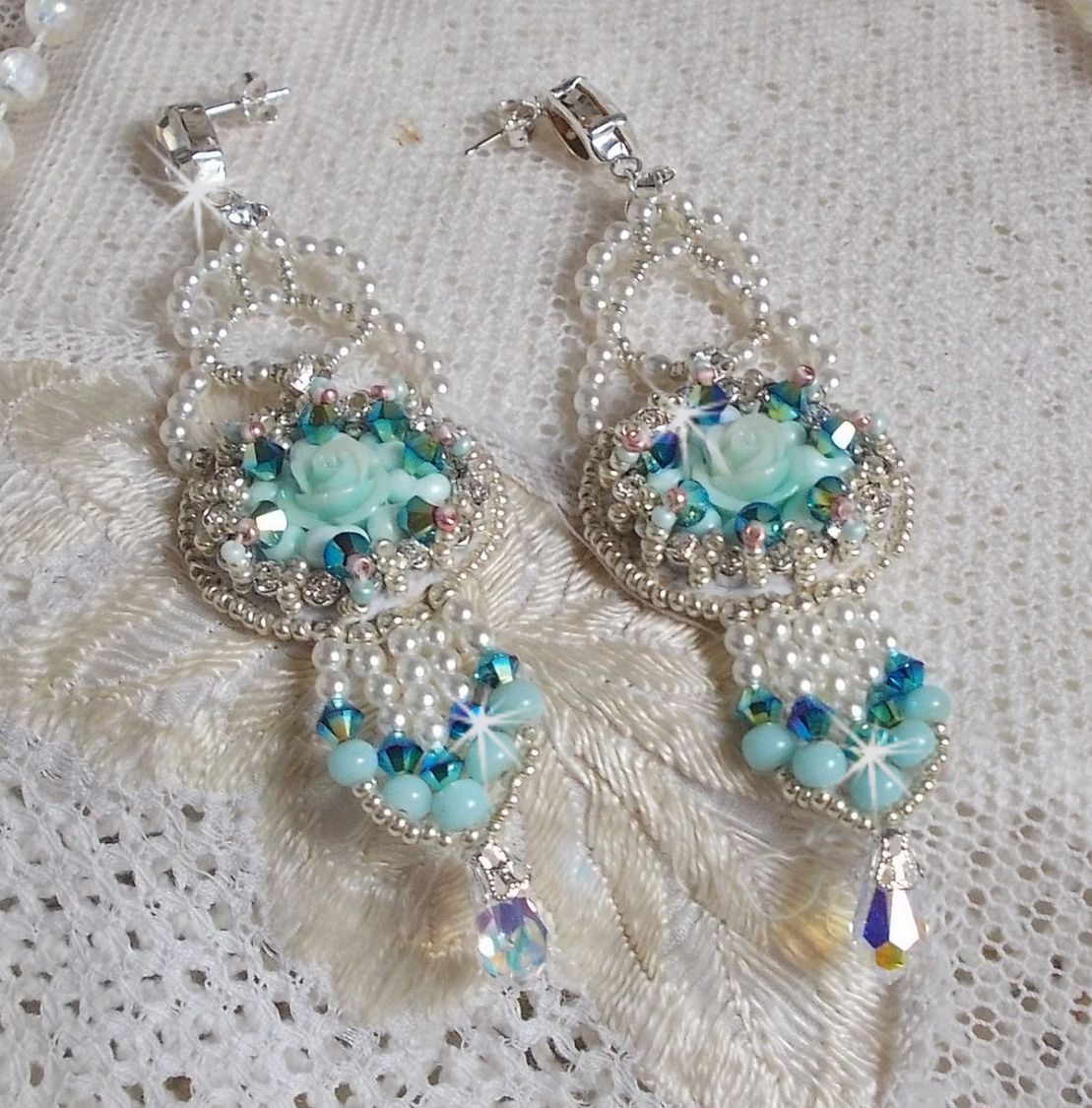 BO Flores azuis Haute-Couture bordadas com cristais Swarovski, cabochões de resina da cor da hortelã, contas de sementes Miyuki e tachas de prata 925/1000