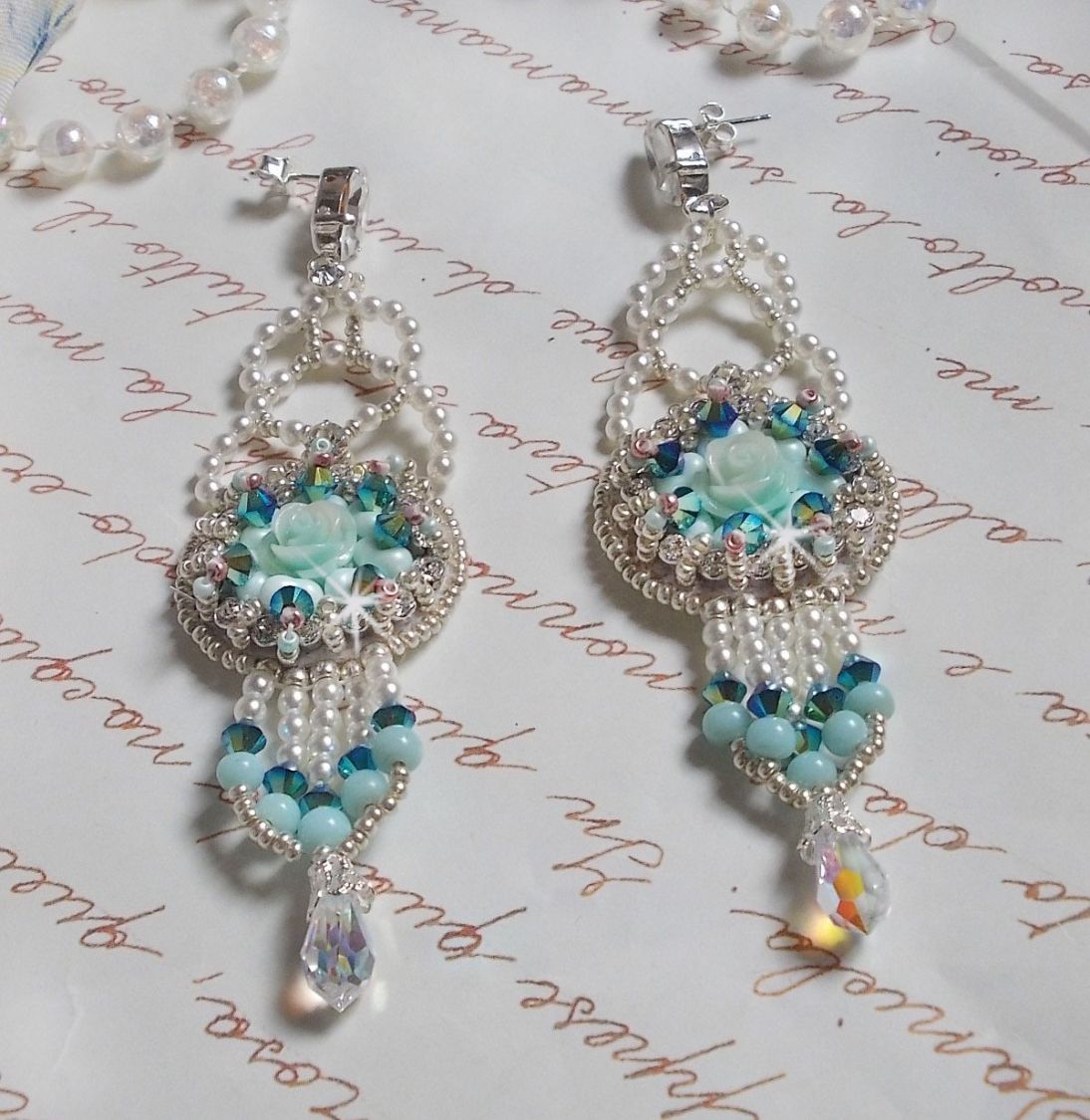 BO Flores azuis Haute-Couture bordadas com cristais Swarovski, cabochões de resina da cor da hortelã, contas de sementes Miyuki e tachas de prata 925/1000