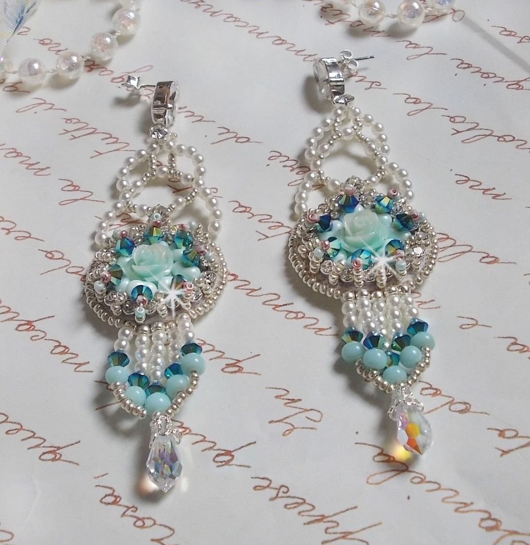 BO Flores azuis Haute-Couture bordadas com cristais Swarovski, cabochões de resina da cor da hortelã, contas de sementes Miyuki e tachas de prata 925/1000