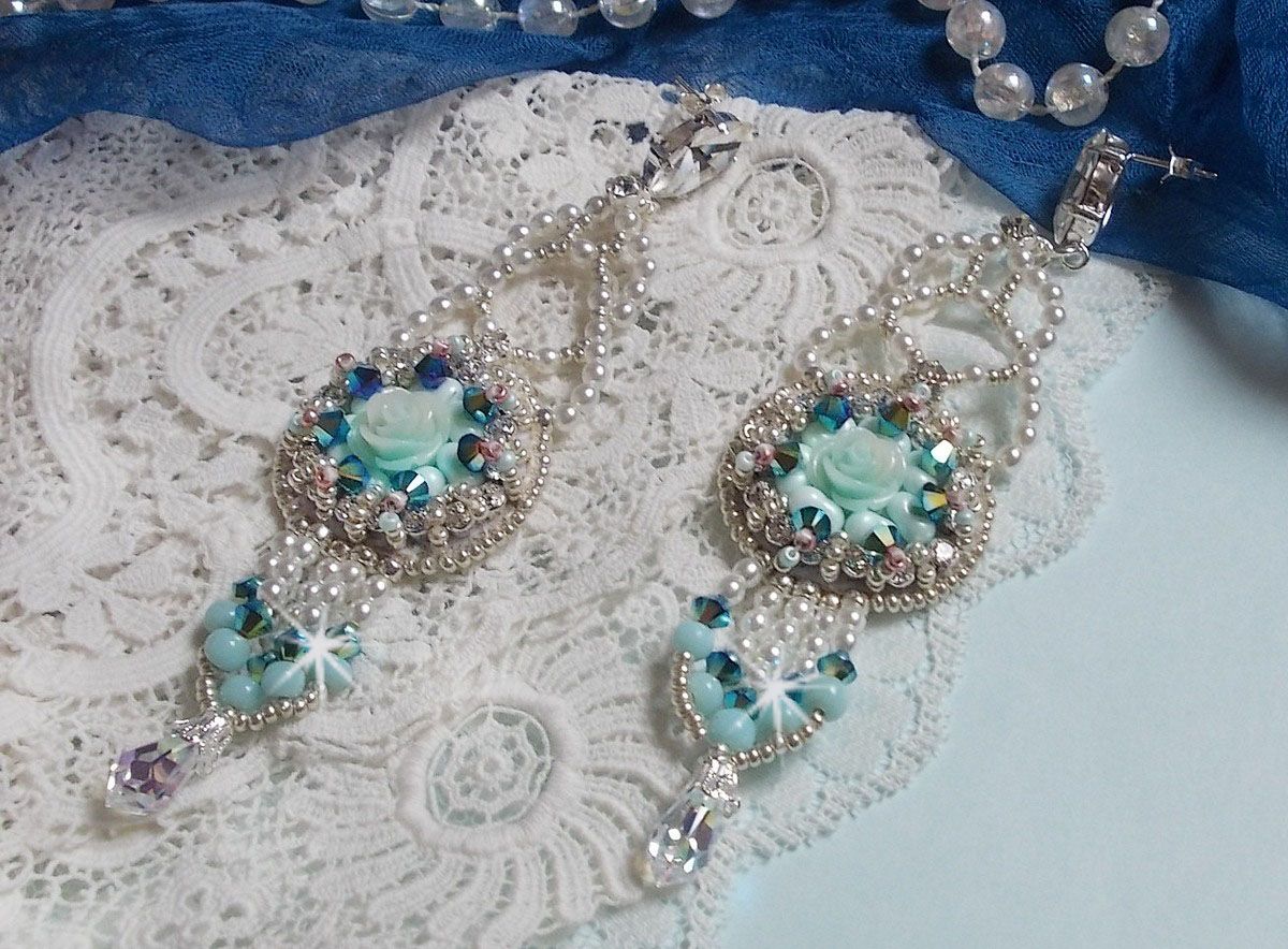 BO Flores azuis Haute-Couture bordadas com cristais Swarovski, cabochões de resina da cor da hortelã, contas de sementes Miyuki e tachas de prata 925/1000