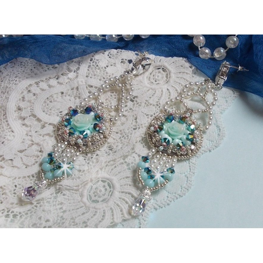 BO Flores azuis Haute-Couture bordadas com cristais Swarovski, cabochões de resina da cor da hortelã, contas de sementes Miyuki e tachas de prata 925/1000