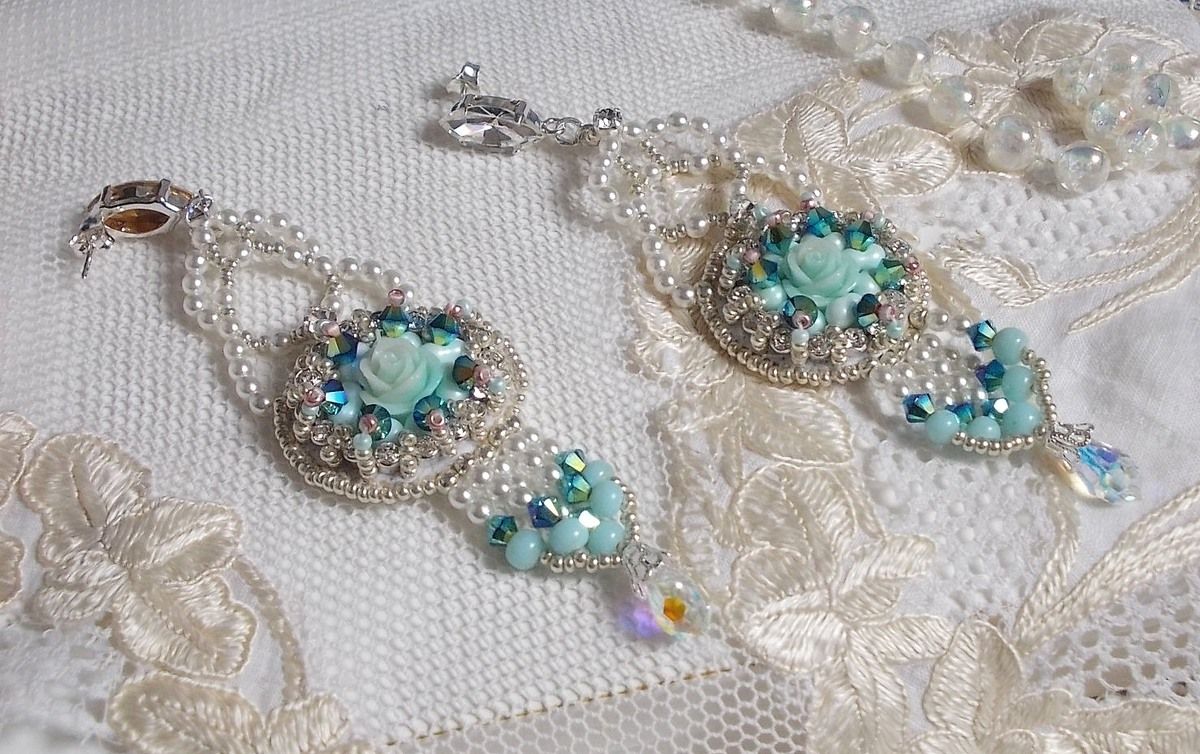 BO Flores azuis Haute-Couture bordadas com cristais Swarovski, cabochões de resina da cor da hortelã, contas de sementes Miyuki e tachas de prata 925/1000