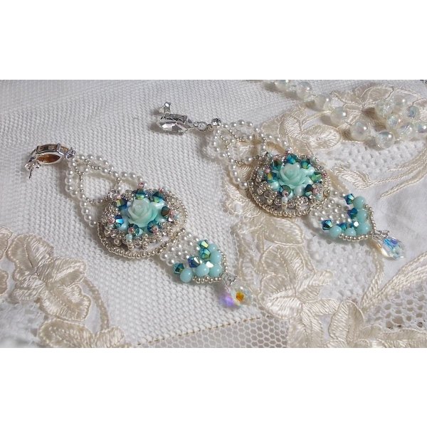 BO Flores azuis Haute-Couture bordadas com cristais Swarovski, cabochões de resina da cor da hortelã, contas de sementes Miyuki e tachas de prata 925/1000