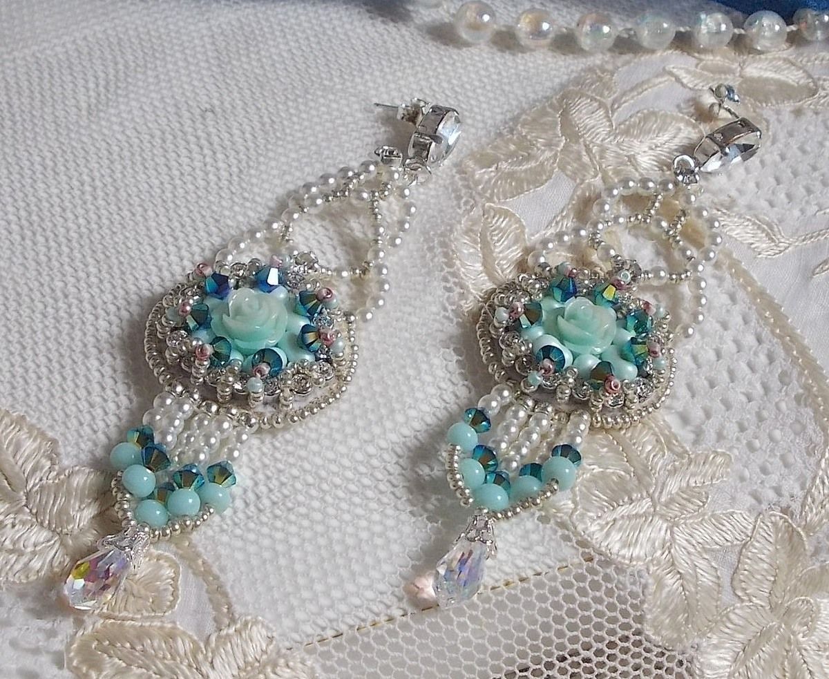 BO Flores azuis Haute-Couture bordadas com cristais Swarovski, cabochões de resina da cor da hortelã, contas de sementes Miyuki e tachas de prata 925/1000